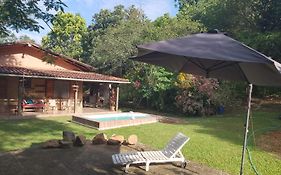 Sítio com piscina, na estrada de Aldeia Velha e rio a frente da porteira